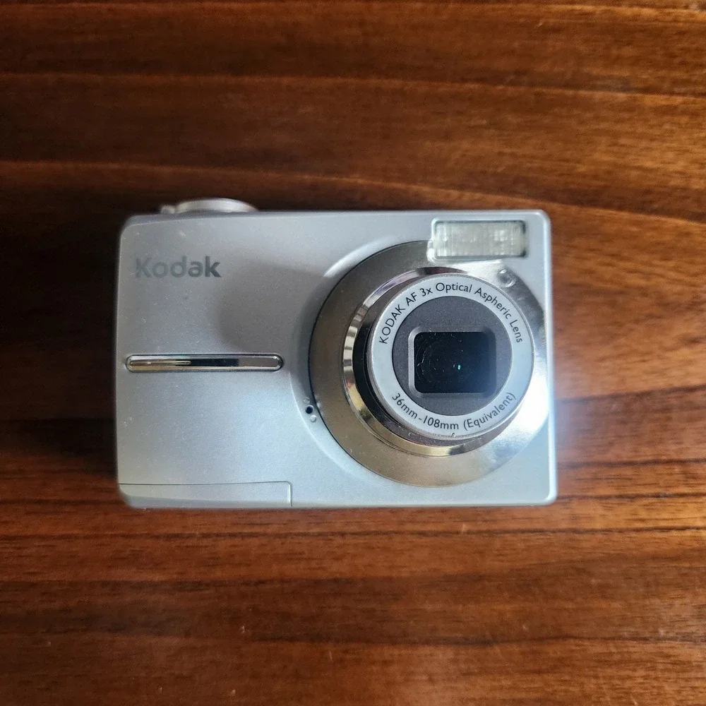 Kodak EasyShare C913 Digital Camera 9.2MP, 3X Optical Zoom, Silver. Read